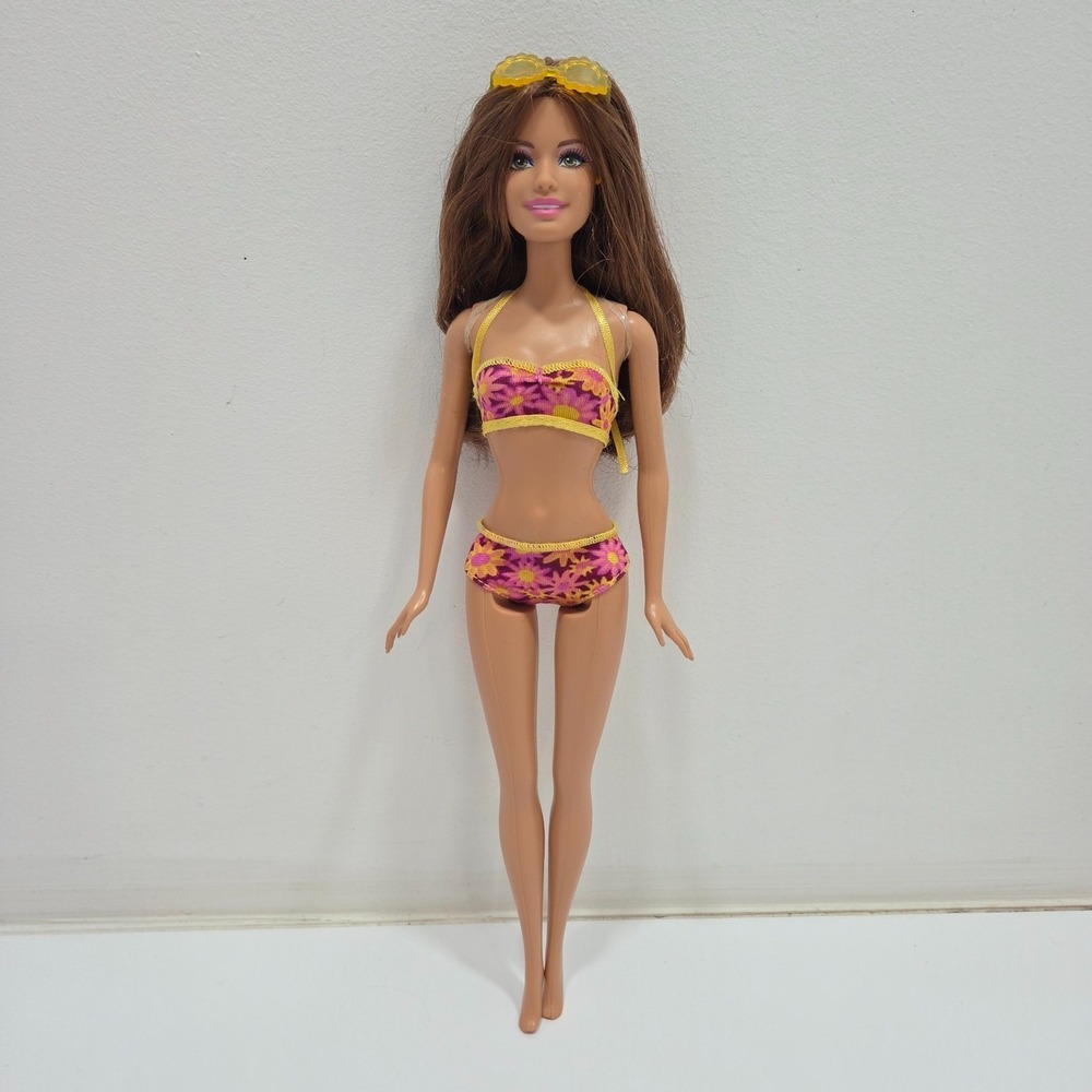 2013 Barbie‎ Doll Teresa Beach Swimsuit Fashion Pink Yellow Mattel Sunglasses